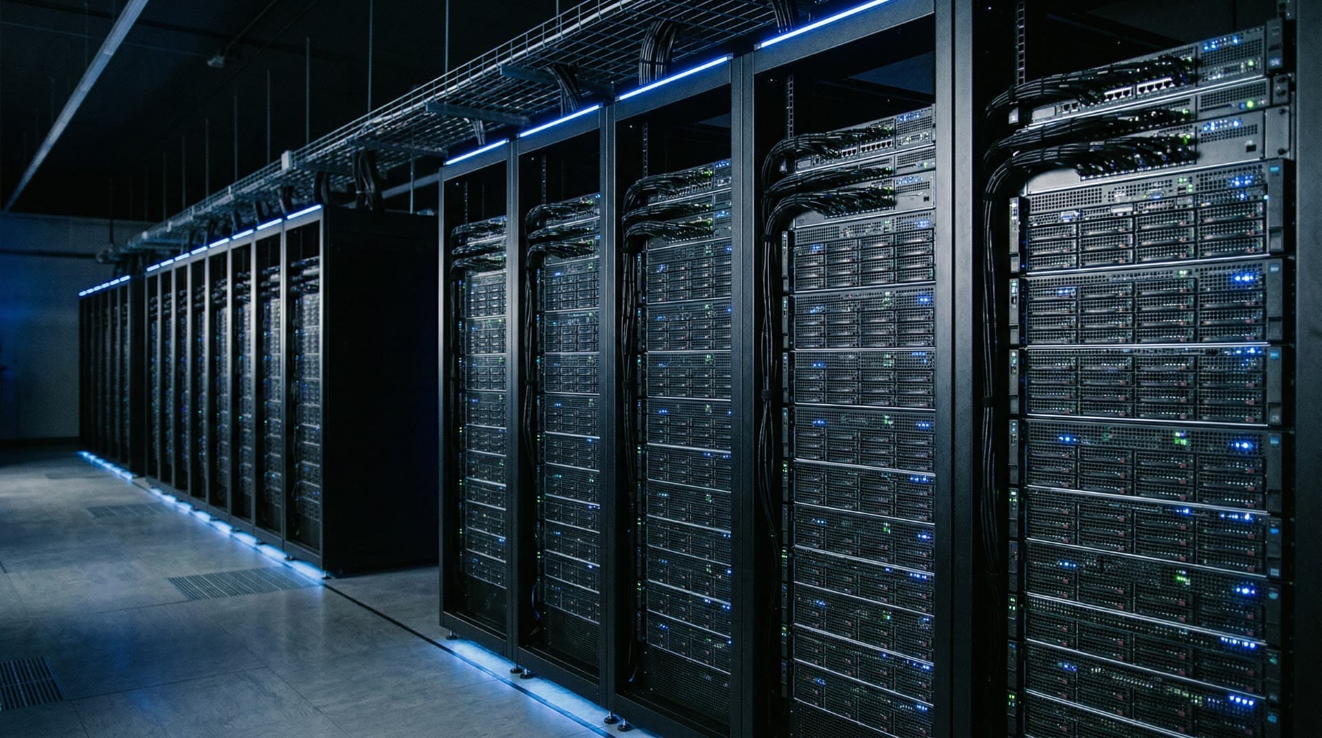 Użytkownicy smartfonów w kawiarni testujący asystentów AI