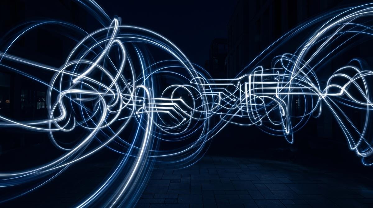 Ilustracja przedstawiająca konflikt wokół Claude CLI